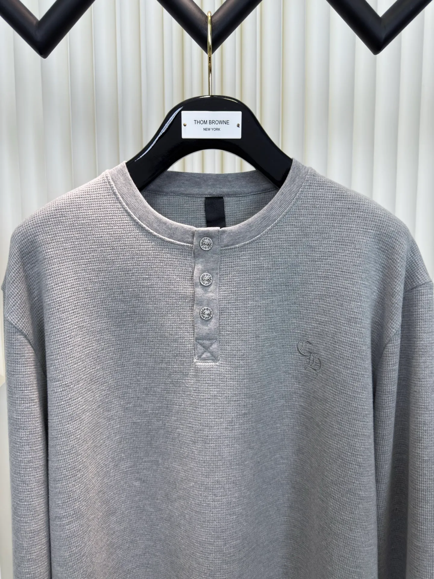 P400 Chrome Hear leather henley collar waffle sweatshirt. The fabric is made of 350g cotton waffle double-layer material before washing (to distinguish low-weight, cut corners and non-pure cotton market products). The silver buckles and scrolls are made of antique bronze and real silver (the material has reached 300+ quality in the market). The leather label is still made of genuine imported lambskin. The most important thing is the hand-sewn leather (the cost is high when it comes to manual work). A lot of effort has been put into the fabric, hardware and craftsmanship. The top quality in the market. The industry benchmark is only owned by a few people. Size S M L